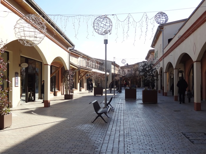 nailloux outlet village