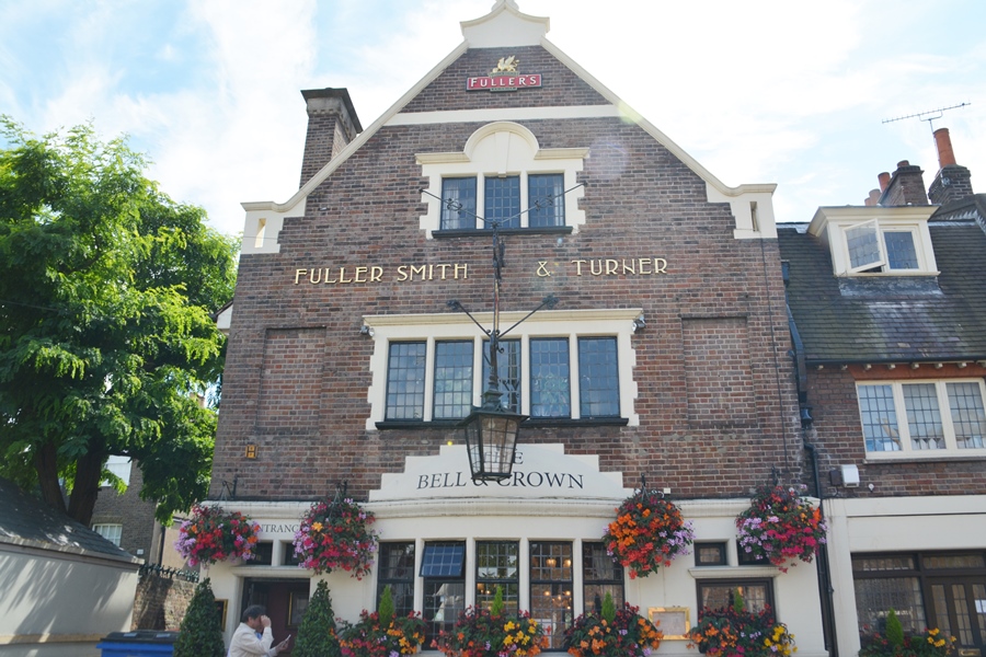  the bell and crown pub com vista para o rio tâmisa