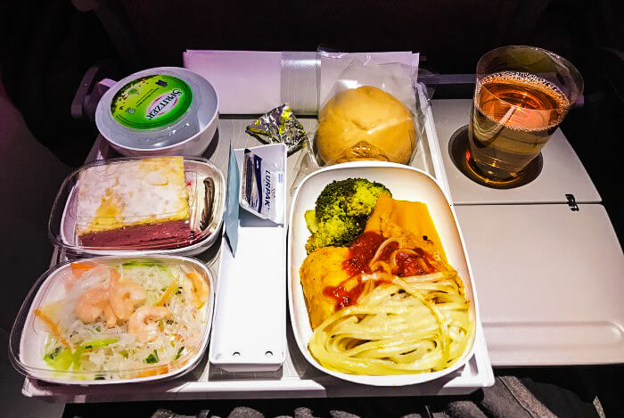 como é voar com a emirates