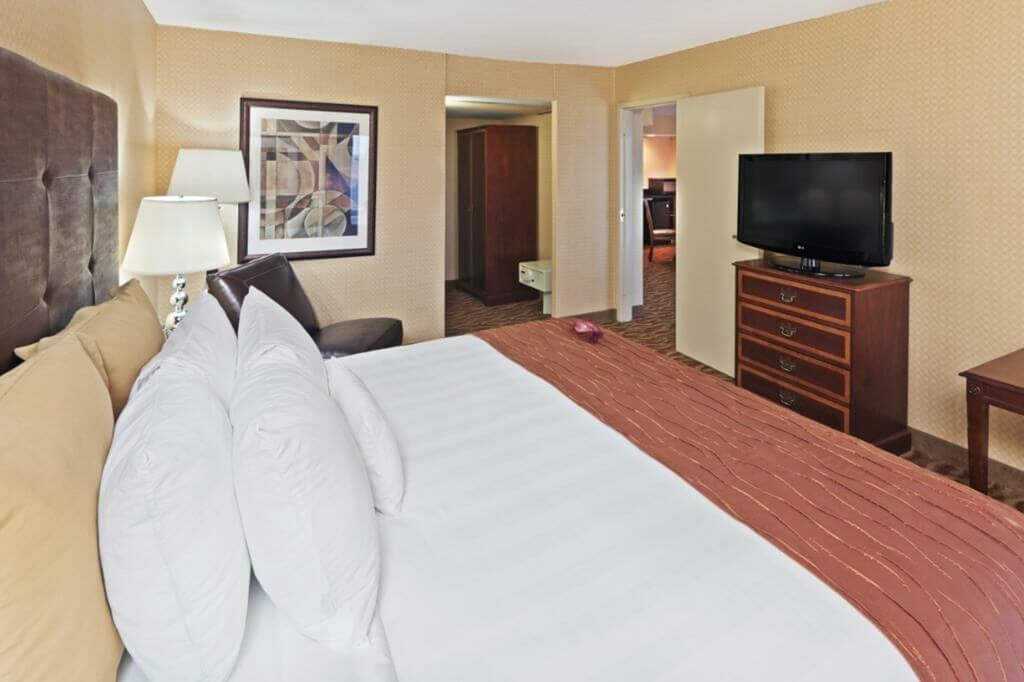 crowne plaza dallas quarto